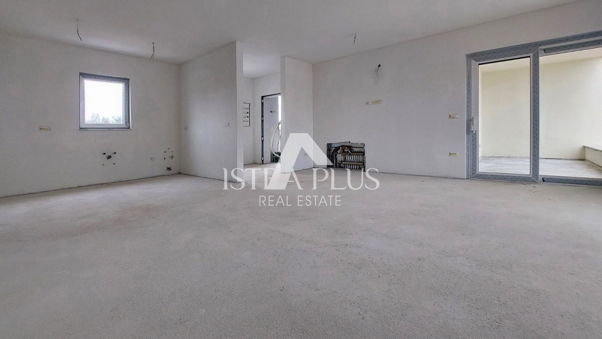 Istria, Parenzo, nuovo appartamento di 95 m2 con giardino di 115 m2, a circa 800 m dal mare (in linea d'aria)