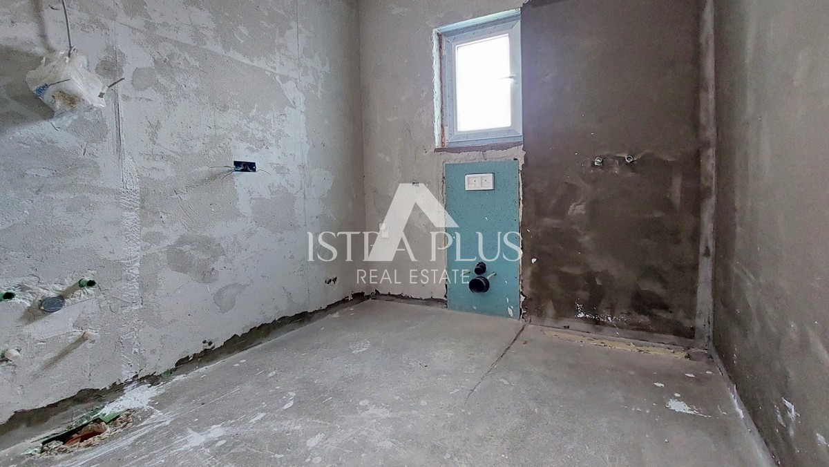 Istria, Parenzo, nuovo appartamento di 95 m2 con giardino di 115 m2, a circa 800 m dal mare (in linea d'aria)