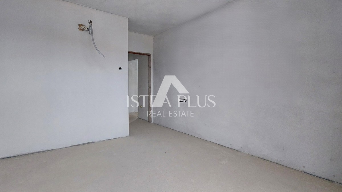 Istria, Parenzo, nuovo appartamento di 95 m2 con giardino di 115 m2, a circa 800 m dal mare (in linea d'aria)