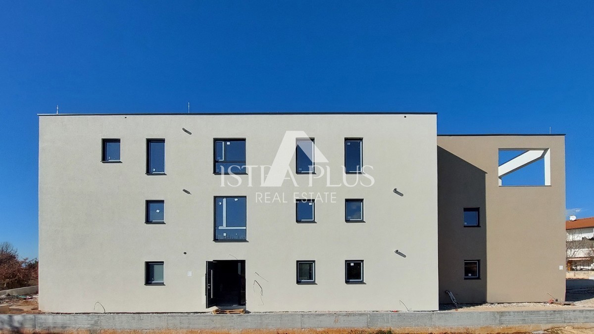 Istria, Parenzo, nuovo appartamento di 95 m2 con giardino di 115 m2, a circa 800 m dal mare (in linea d'aria)