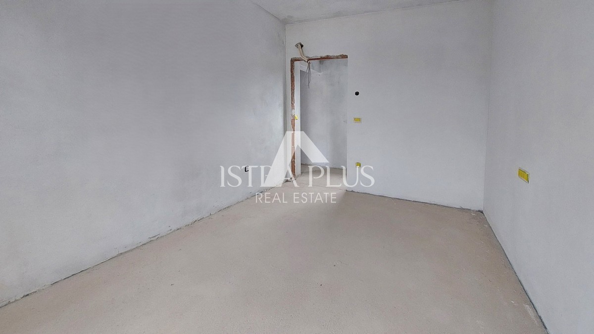 Istria, Parenzo, nuovo appartamento di 95 m2 con giardino di 115 m2, a circa 800 m dal mare (in linea d'aria)