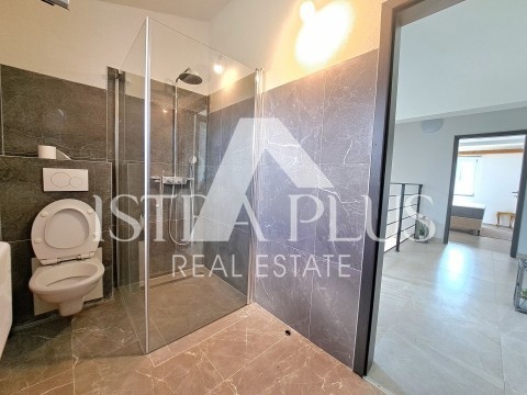 Moderna e spaziosa villa indipendente con vista sul mare aperto