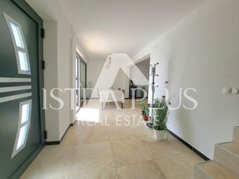 Moderna e spaziosa villa indipendente con vista sul mare aperto