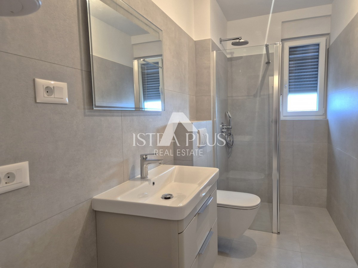 Istria, zona Parenzo a 1500 m dal mare - Appartamento in un nuovo edificio con ascensore (VISTA MARE), 1° piano con due camere da letto