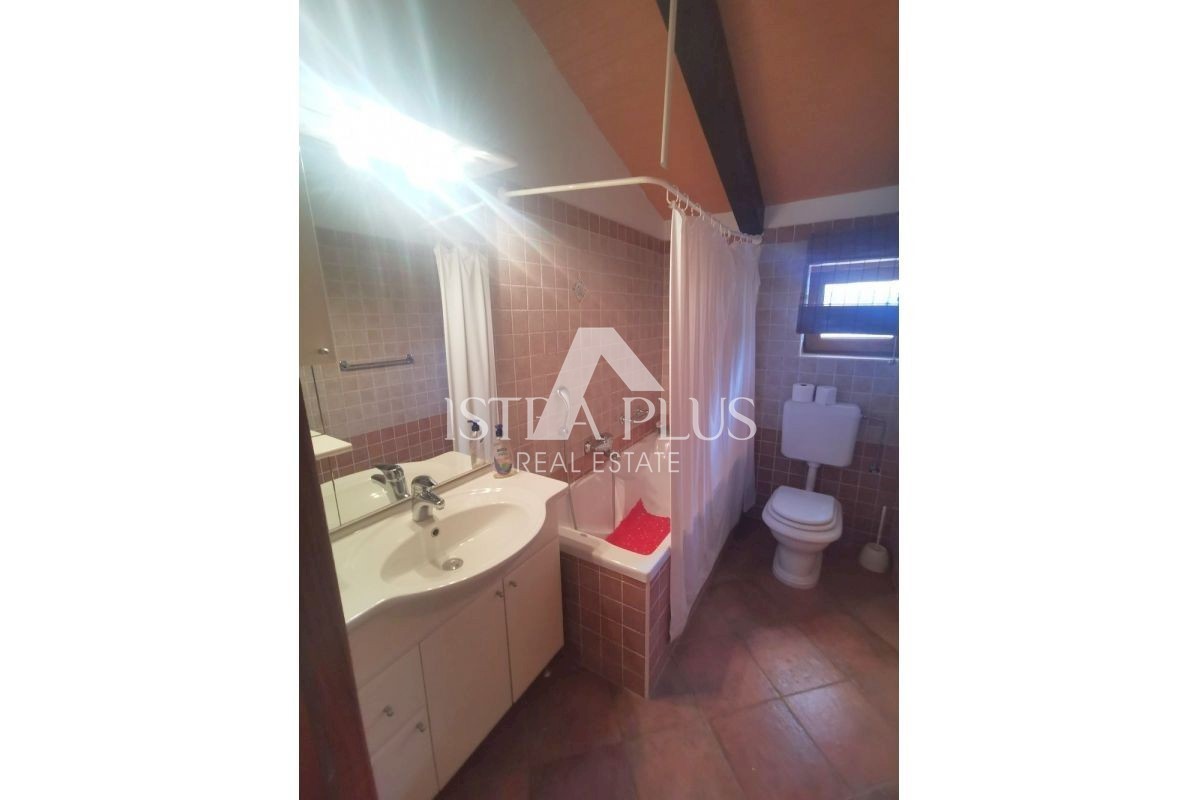 Casa in pietra decorata, a 5 km dal mare