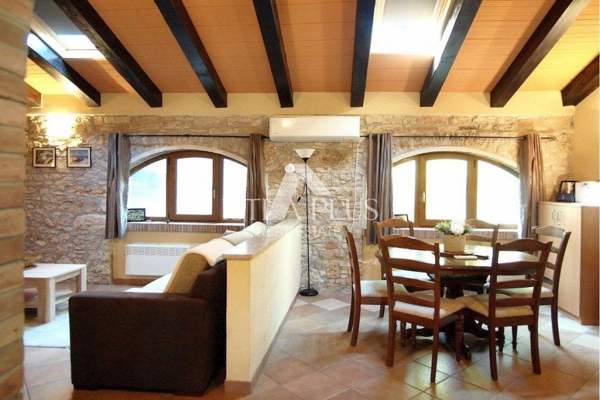 Casa in pietra decorata, a 5 km dal mare