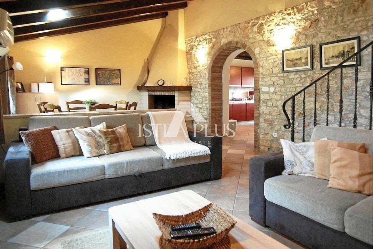 Casa in pietra decorata, a 5 km dal mare