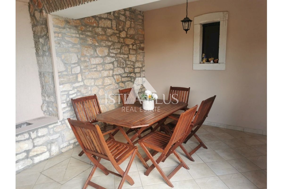 Casa in pietra decorata, a 5 km dal mare