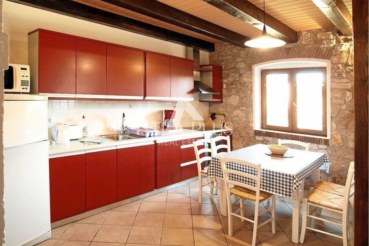 Casa in pietra decorata, a 5 km dal mare