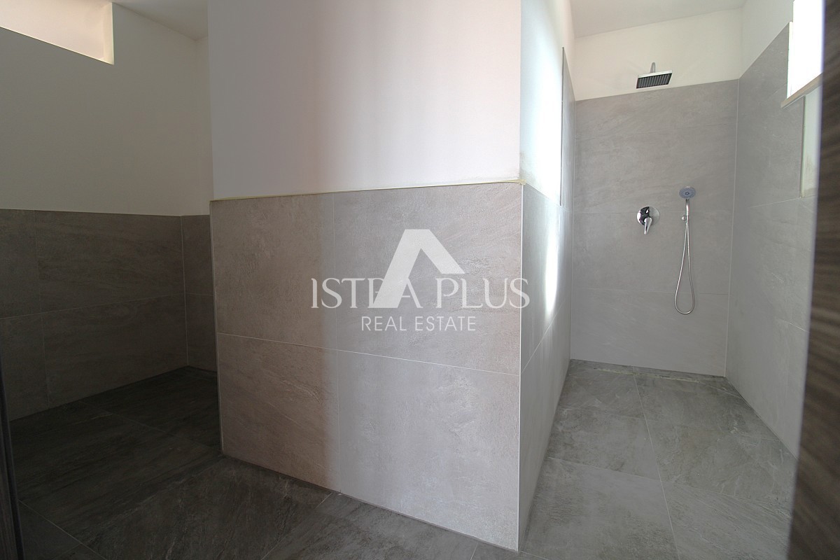 Istria, Parenzo - Nuova, bella villa arredata con piscina