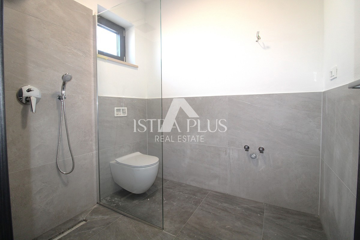 Istria, Parenzo - Nuova, bella villa arredata con piscina