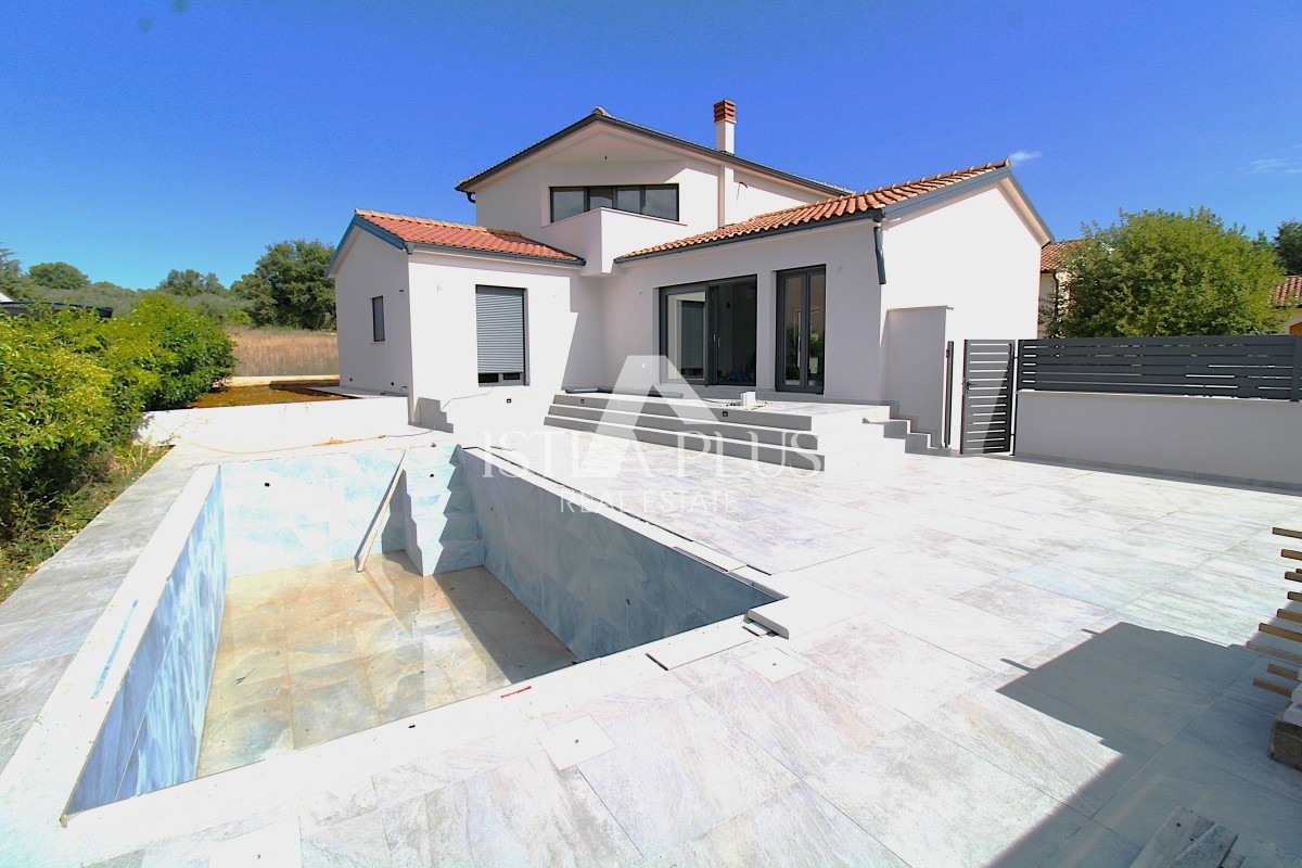 Istria, Parenzo - Nuova, bella villa arredata con piscina