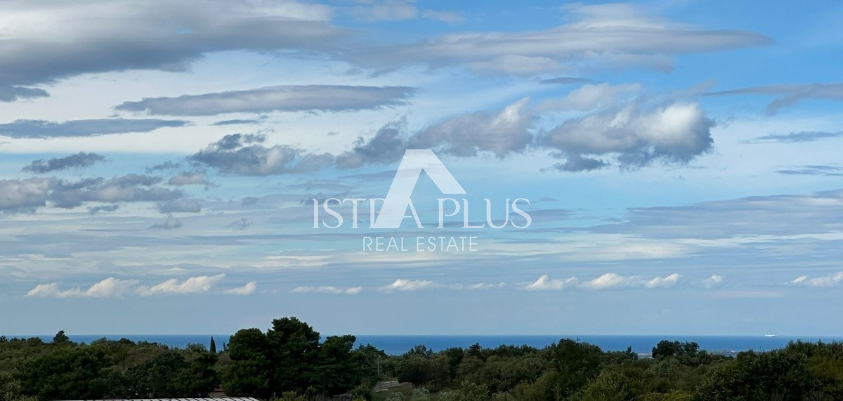 Dintorni di Parenzo, casa bifamiliare con vista mare, tre camere da letto, bel cortile