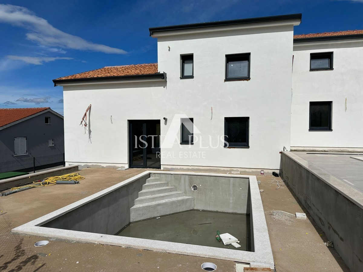 Dintorni di Parenzo, casa bifamiliare con vista mare, tre camere da letto, bel cortile