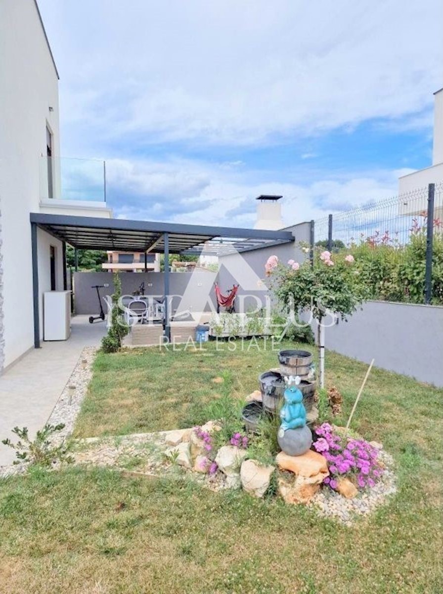 Bella casa ultima di fila con un ampio cortile - vicino a Parenzo