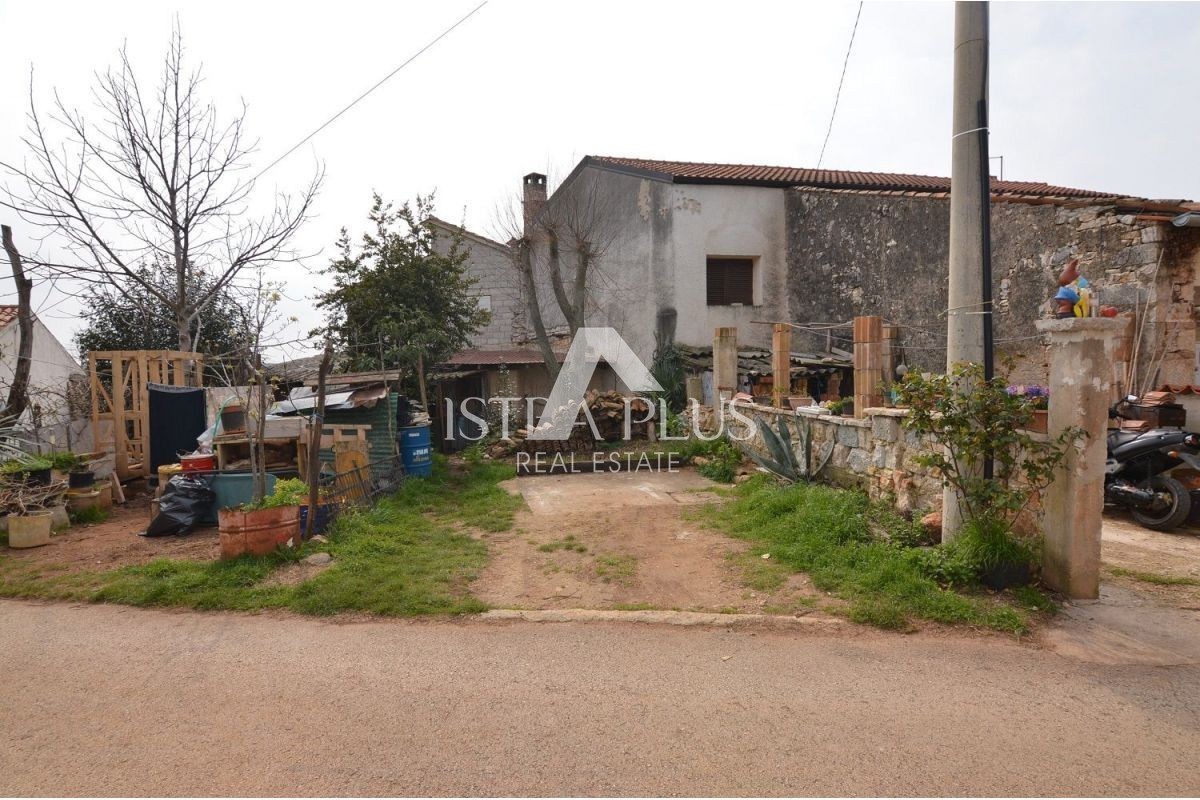 Istria, zona di Parenzo, 8 km, casa in pietra ristrutturata con cortile