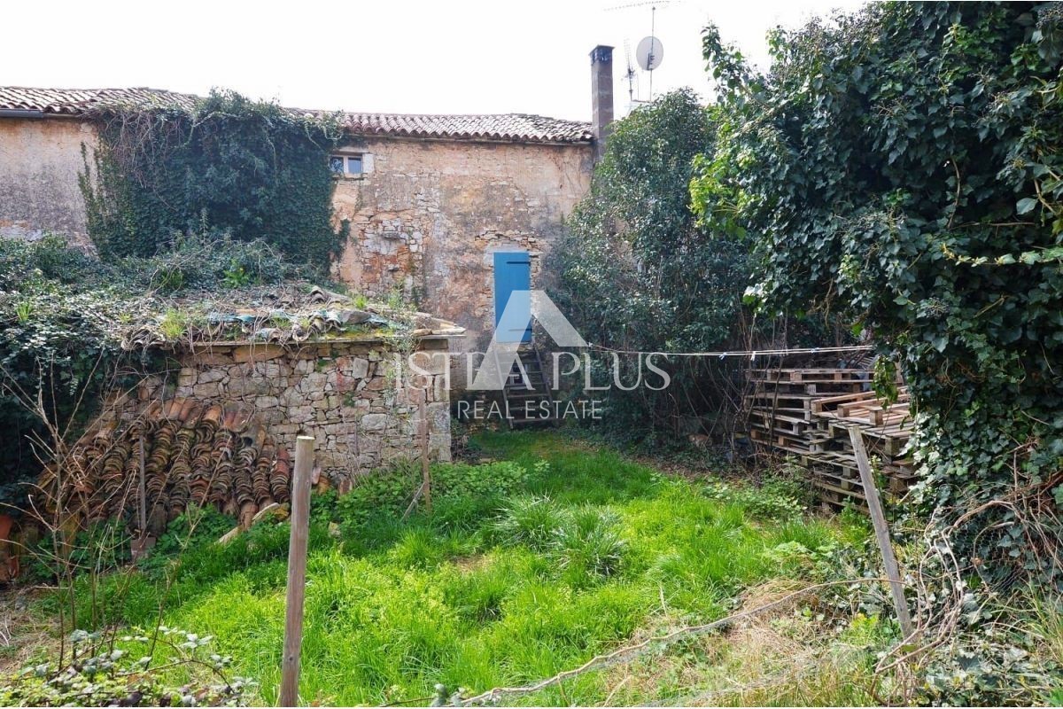 Istria, zona di Parenzo, 8 km, casa in pietra ristrutturata con cortile