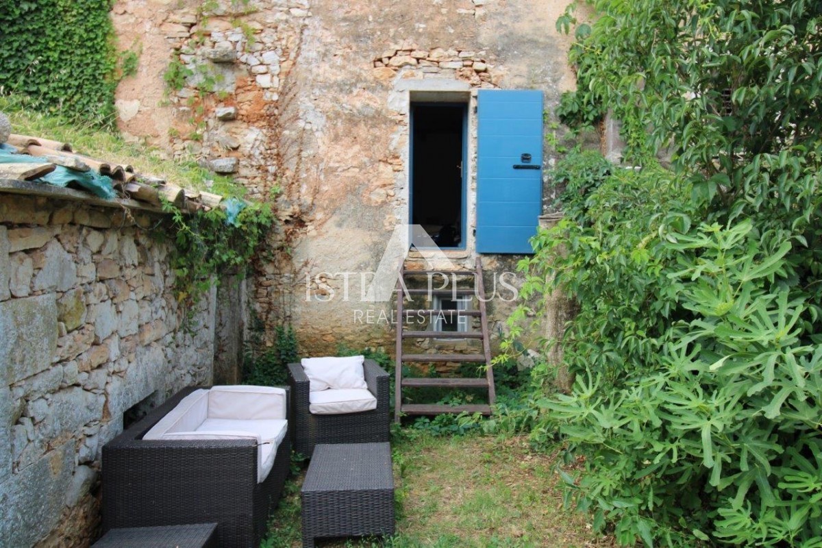 Istria, zona di Parenzo, 8 km, casa in pietra ristrutturata con cortile