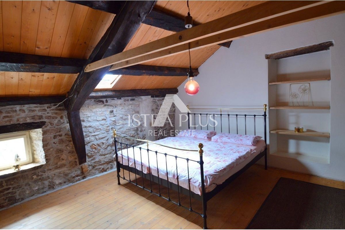 Istria, zona di Parenzo, 8 km, casa in pietra ristrutturata con cortile