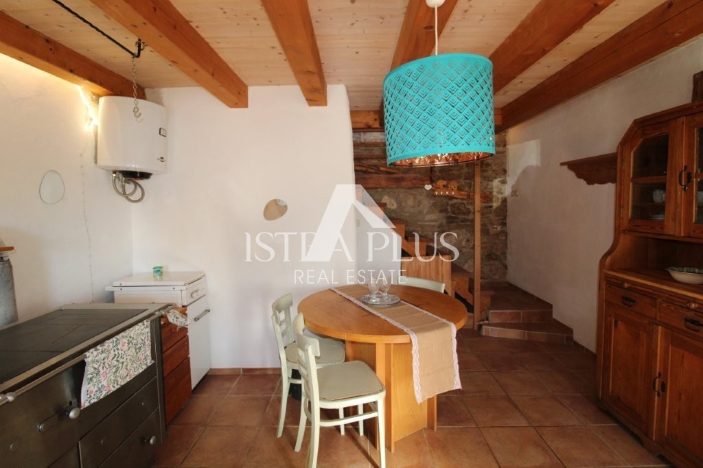 Istria, zona di Parenzo, 8 km, casa in pietra ristrutturata con cortile