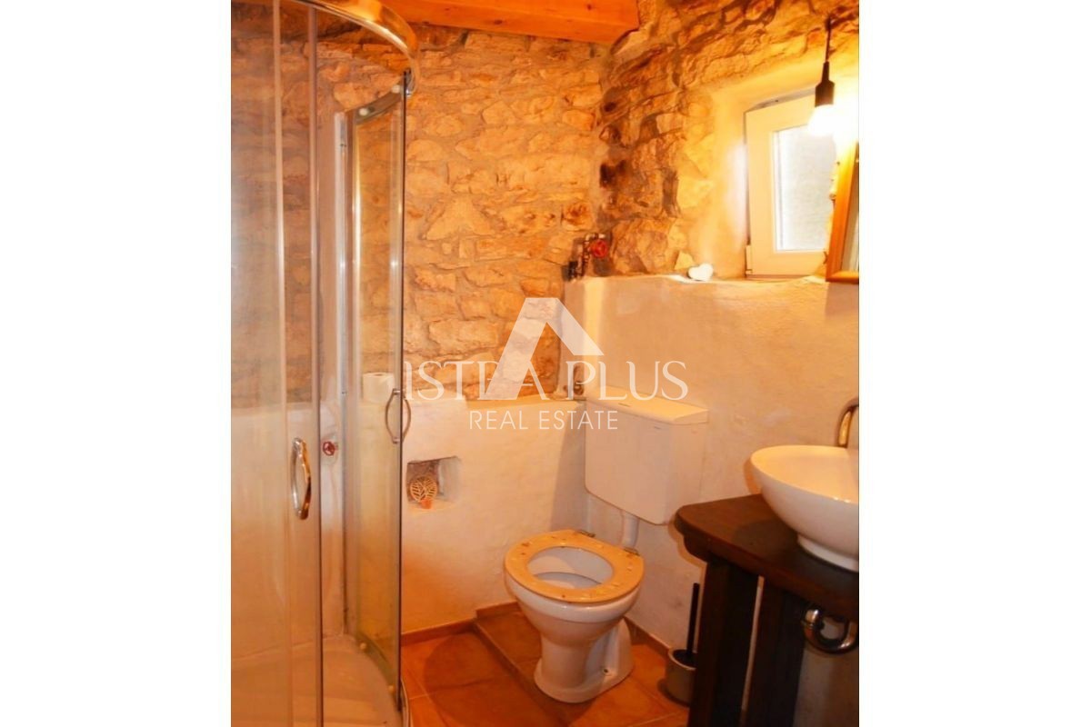 Istria, zona di Parenzo, 8 km, casa in pietra ristrutturata con cortile
