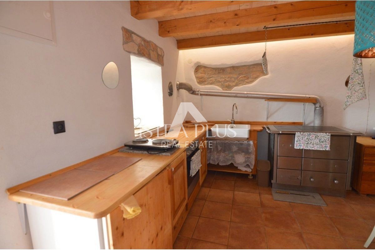 Istria, zona di Parenzo, 8 km, casa in pietra ristrutturata con cortile