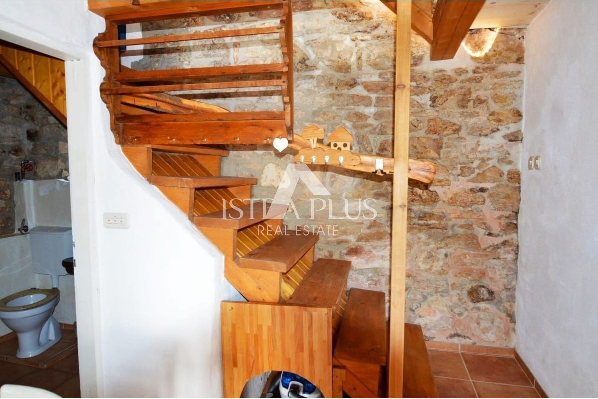 Istria, zona di Parenzo, 8 km, casa in pietra ristrutturata con cortile