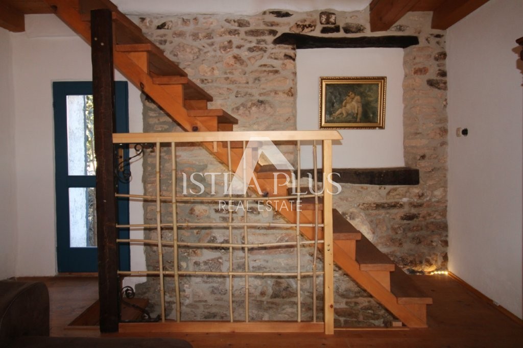 Istria, zona di Parenzo, 8 km, casa in pietra ristrutturata con cortile