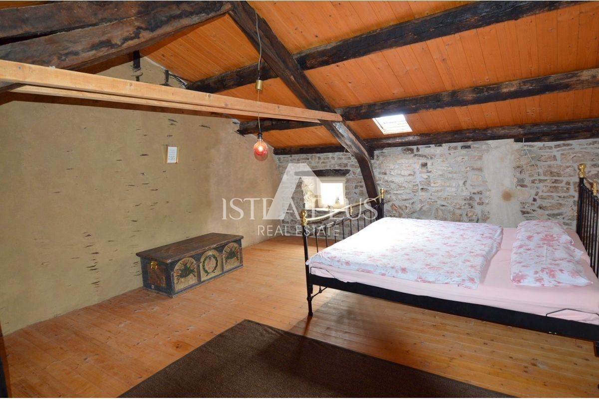Istria, zona di Parenzo, 8 km, casa in pietra ristrutturata con cortile