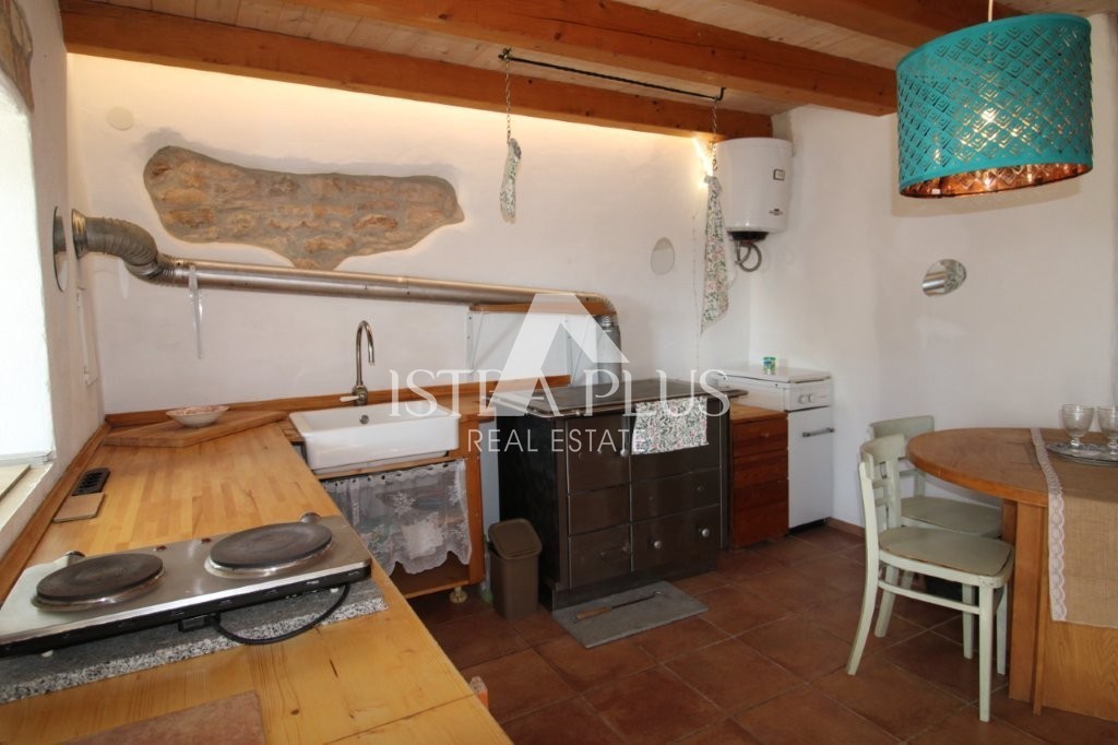 Istria, zona di Parenzo, 8 km, casa in pietra ristrutturata con cortile