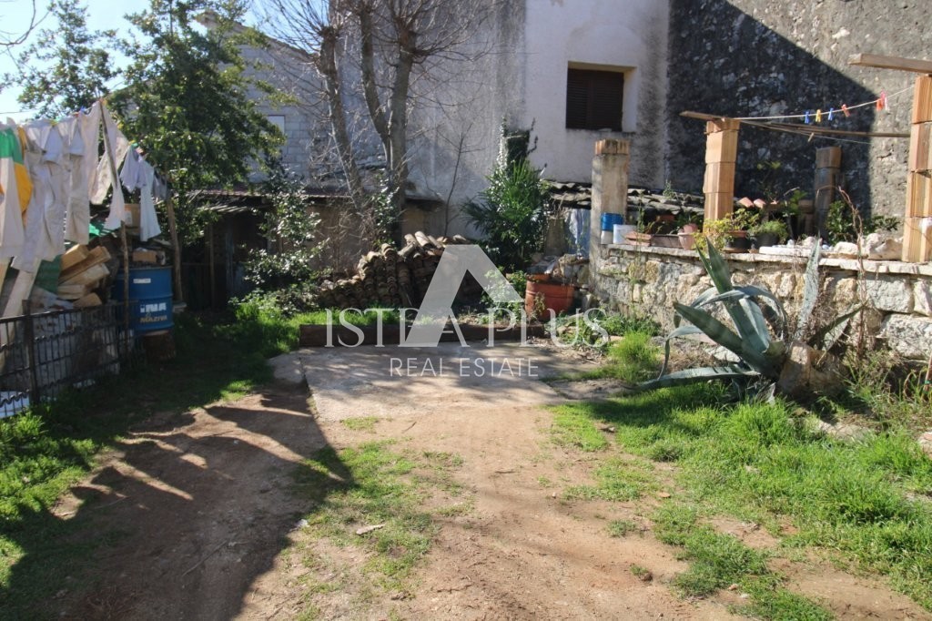 Istria, zona di Parenzo, 8 km, casa in pietra ristrutturata con cortile