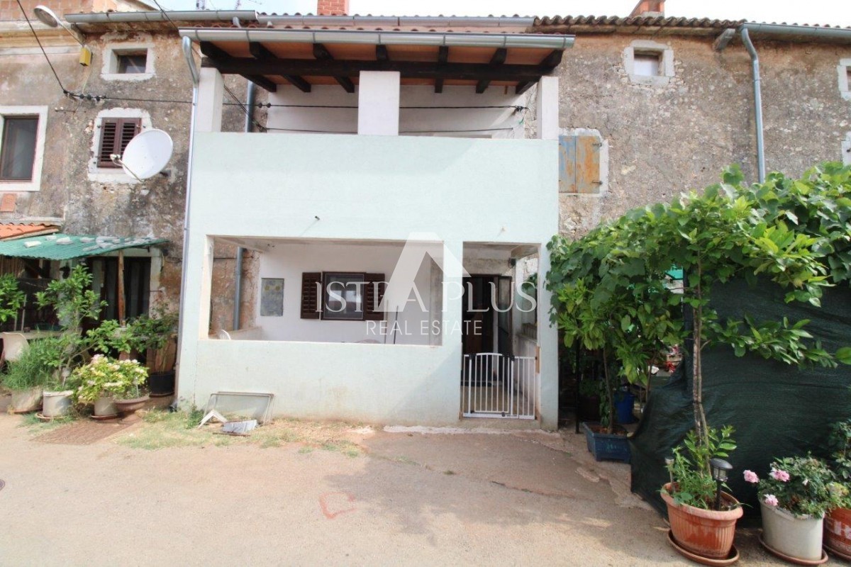 Istria, zona di Parenzo, 8 km, casa in pietra ristrutturata con cortile