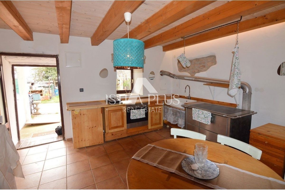 Istria, zona di Parenzo, 8 km, casa in pietra ristrutturata con cortile