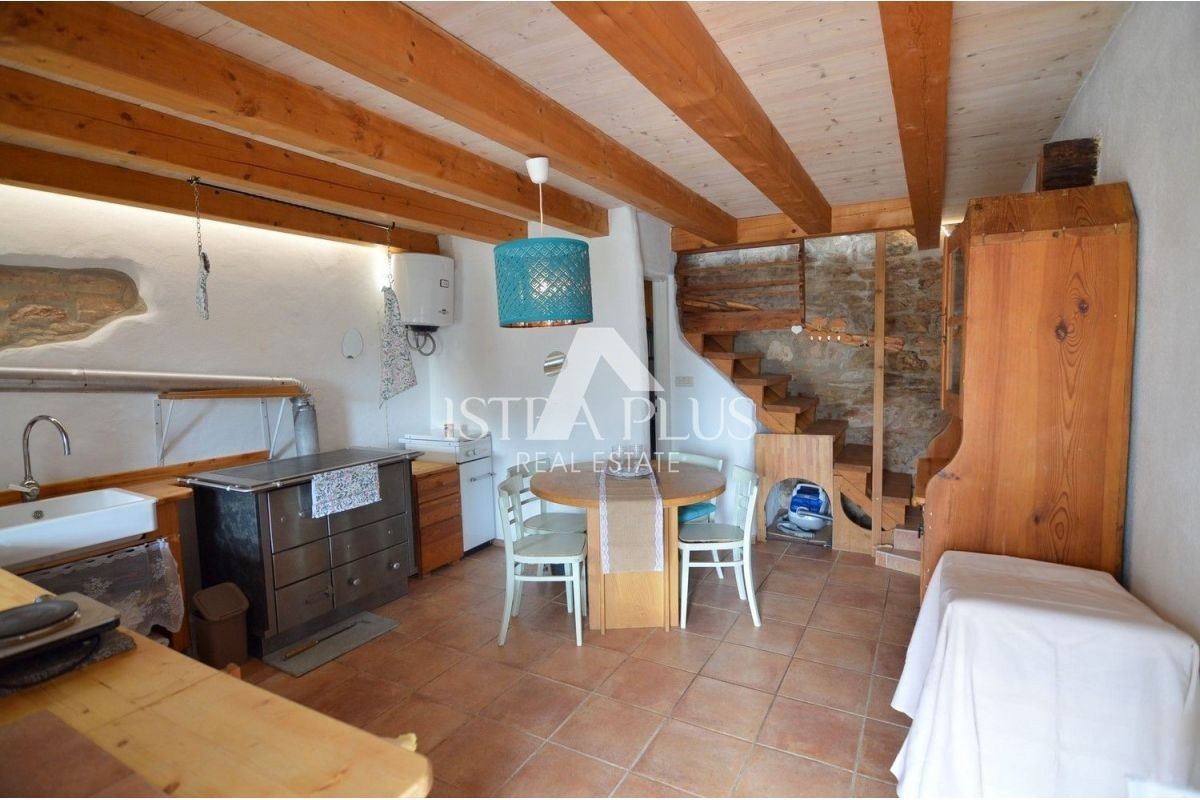Istria, zona di Parenzo, 8 km, casa in pietra ristrutturata con cortile