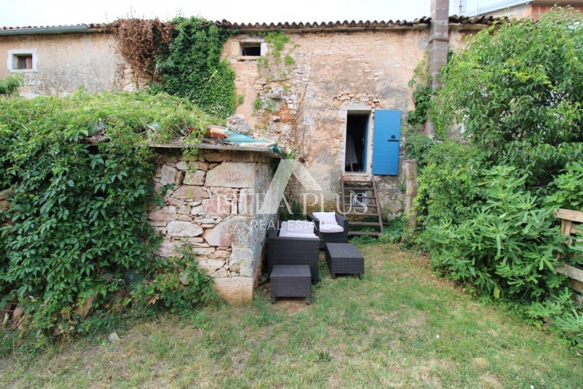 Istria, zona di Parenzo, 8 km, casa in pietra ristrutturata con cortile