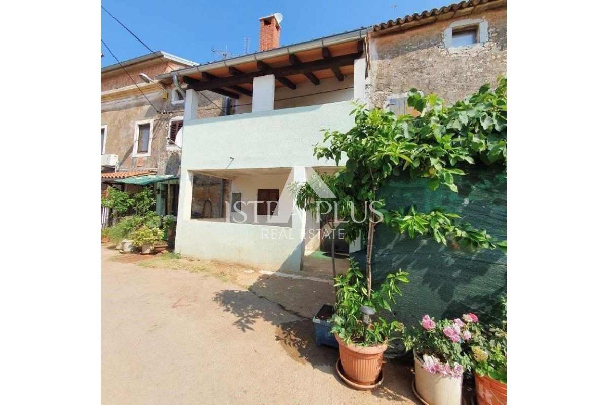 Istria, zona di Parenzo, 8 km, casa in pietra ristrutturata con cortile