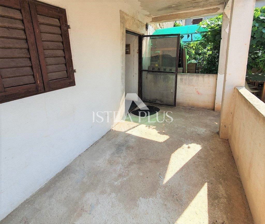 Istria, zona di Parenzo, 8 km, casa in pietra ristrutturata con cortile