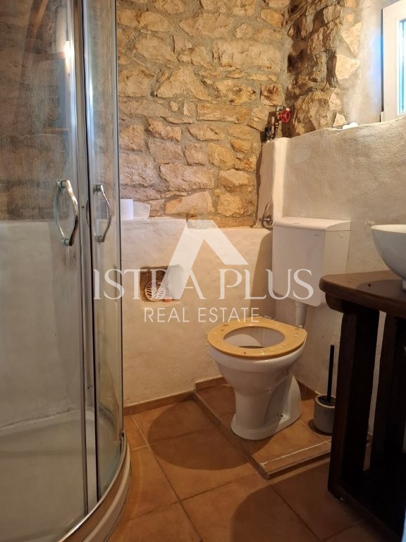 Istria, zona di Parenzo, 8 km, casa in pietra ristrutturata con cortile