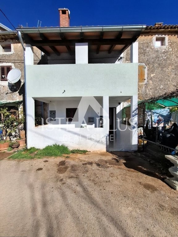 Istria, zona di Parenzo, 8 km, casa in pietra ristrutturata con cortile
