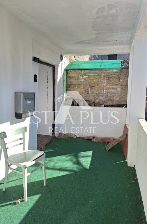 Istria, zona di Parenzo, 8 km, casa in pietra ristrutturata con cortile