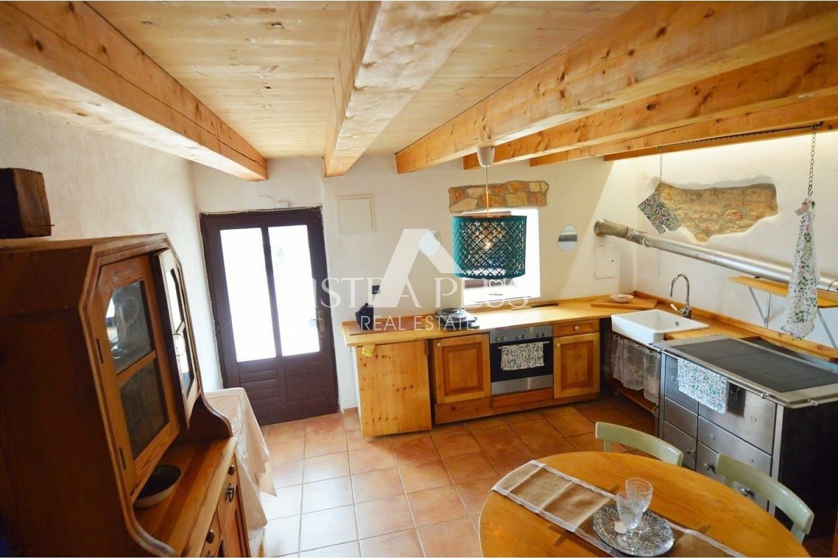 Istria, zona di Parenzo, 8 km, casa in pietra ristrutturata con cortile