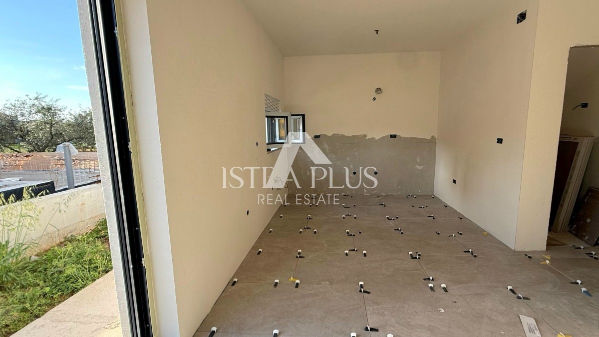 Parenzo, dintorni - Appartamento su due piani, cortile con piscina, 2 KM DAL MARE!!