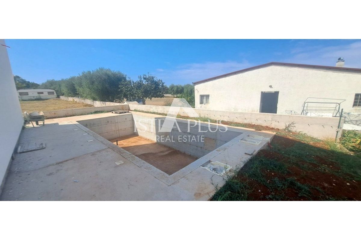 Parenzo, dintorni - Appartamento su due piani, cortile con piscina, 2 KM DAL MARE!!