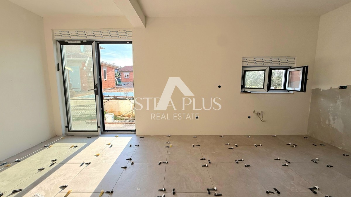 Parenzo, dintorni - Appartamento su due piani, cortile con piscina, 2 KM DAL MARE!!