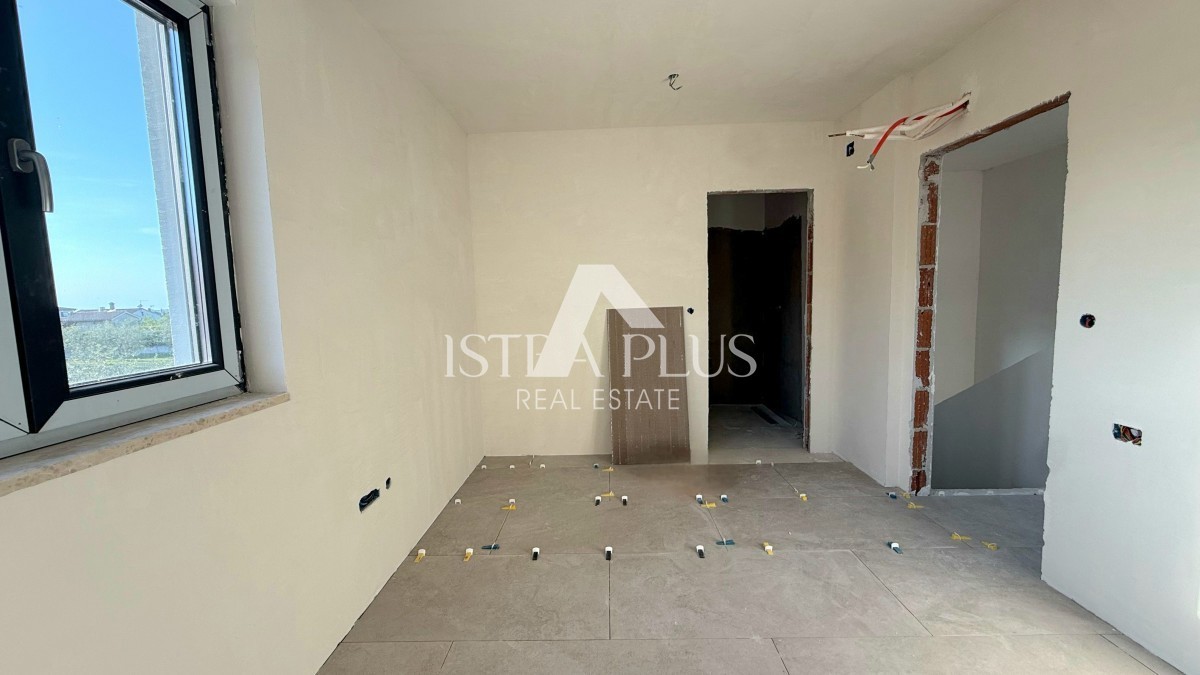 Parenzo, dintorni - Appartamento su due piani, cortile con piscina, 2 KM DAL MARE!!