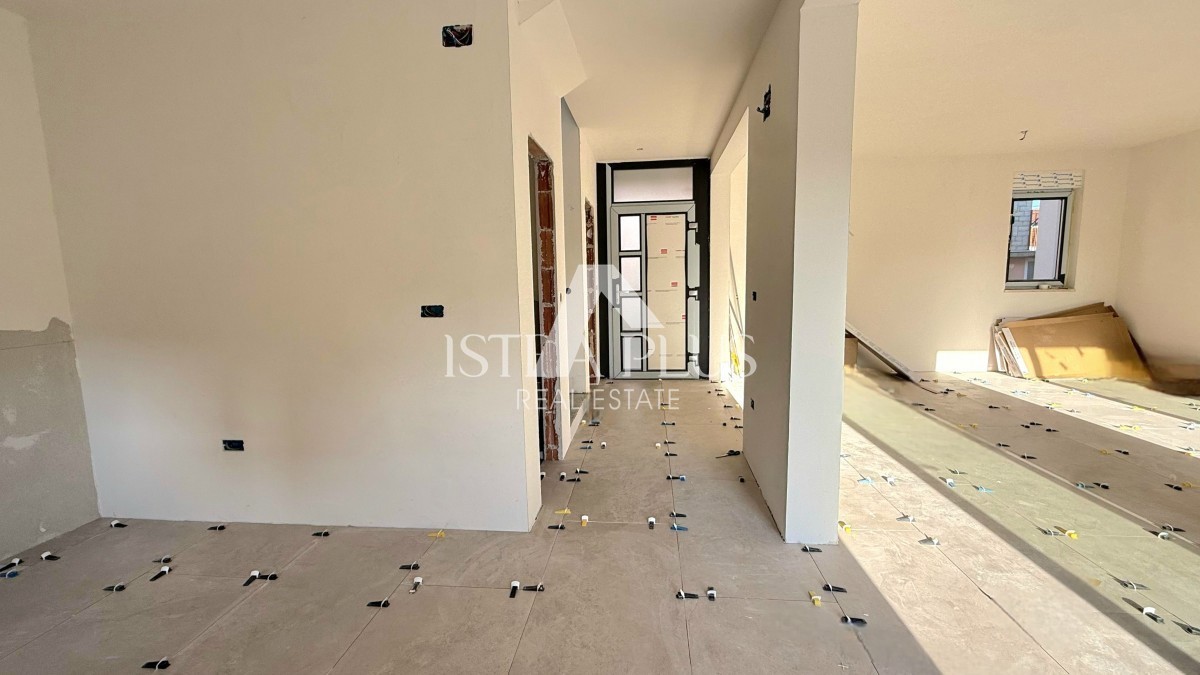 Parenzo, dintorni - Appartamento su due piani, cortile con piscina, 2 KM DAL MARE!!