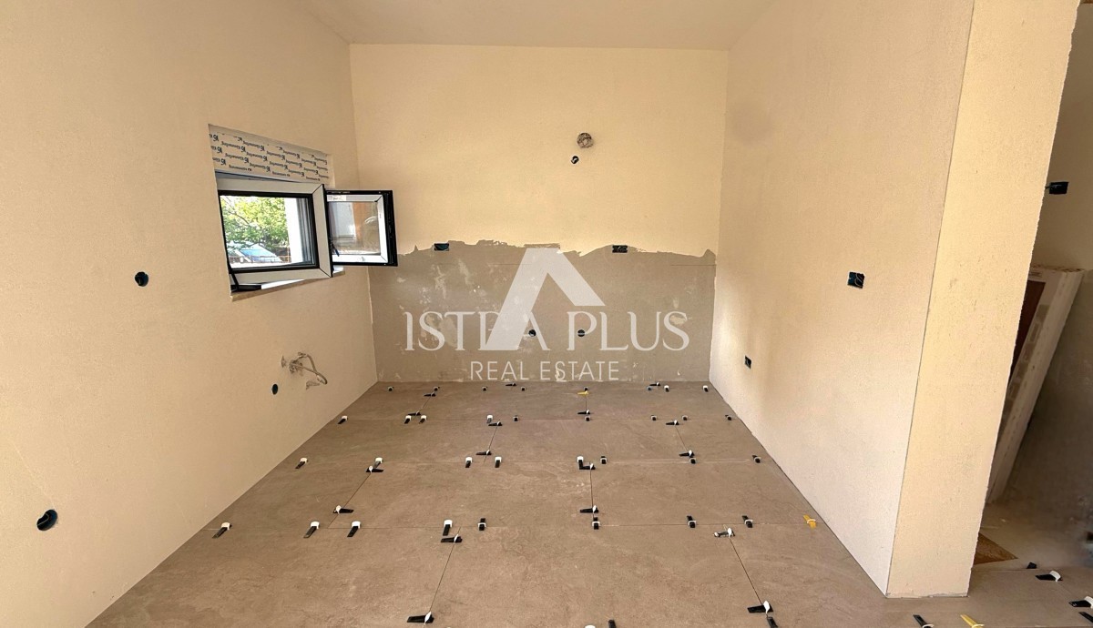 Parenzo, dintorni - Appartamento su due piani, cortile con piscina, 2 KM DAL MARE!!