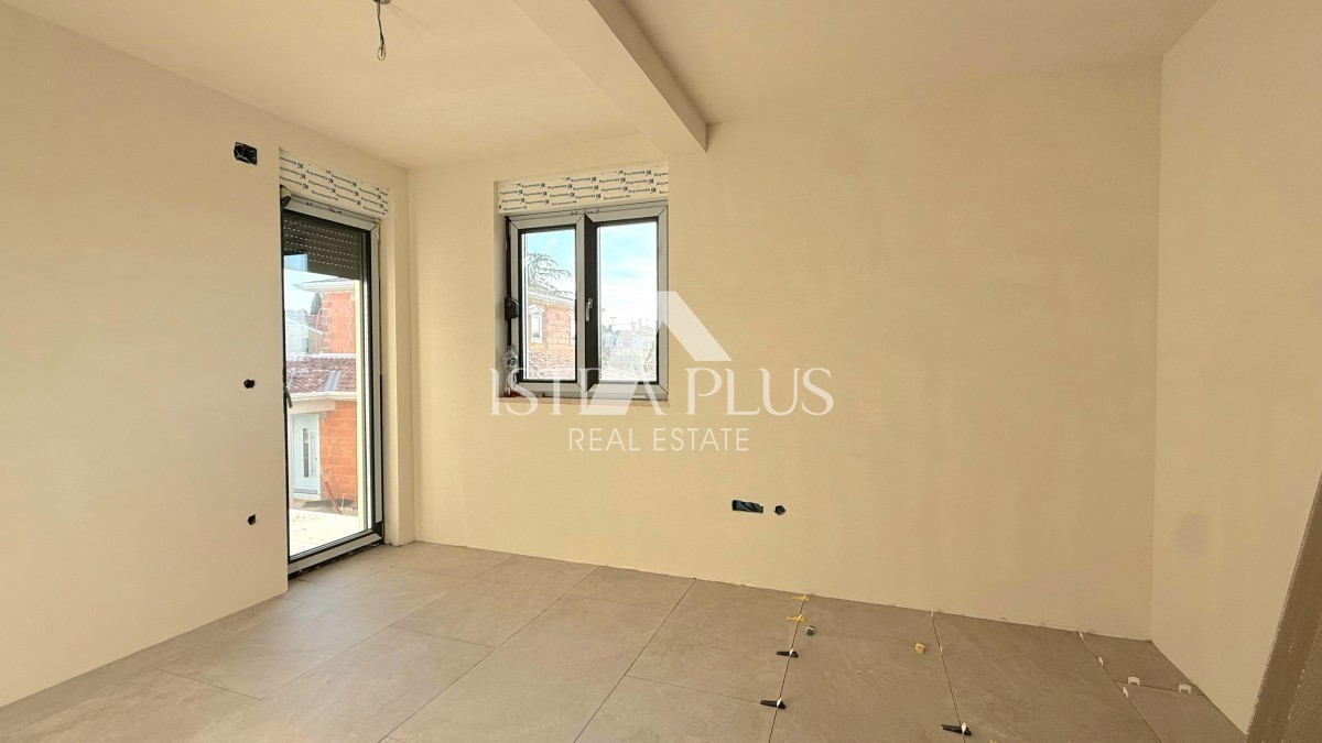 Parenzo, dintorni - Appartamento su due piani, cortile con piscina, 2 KM DAL MARE!!