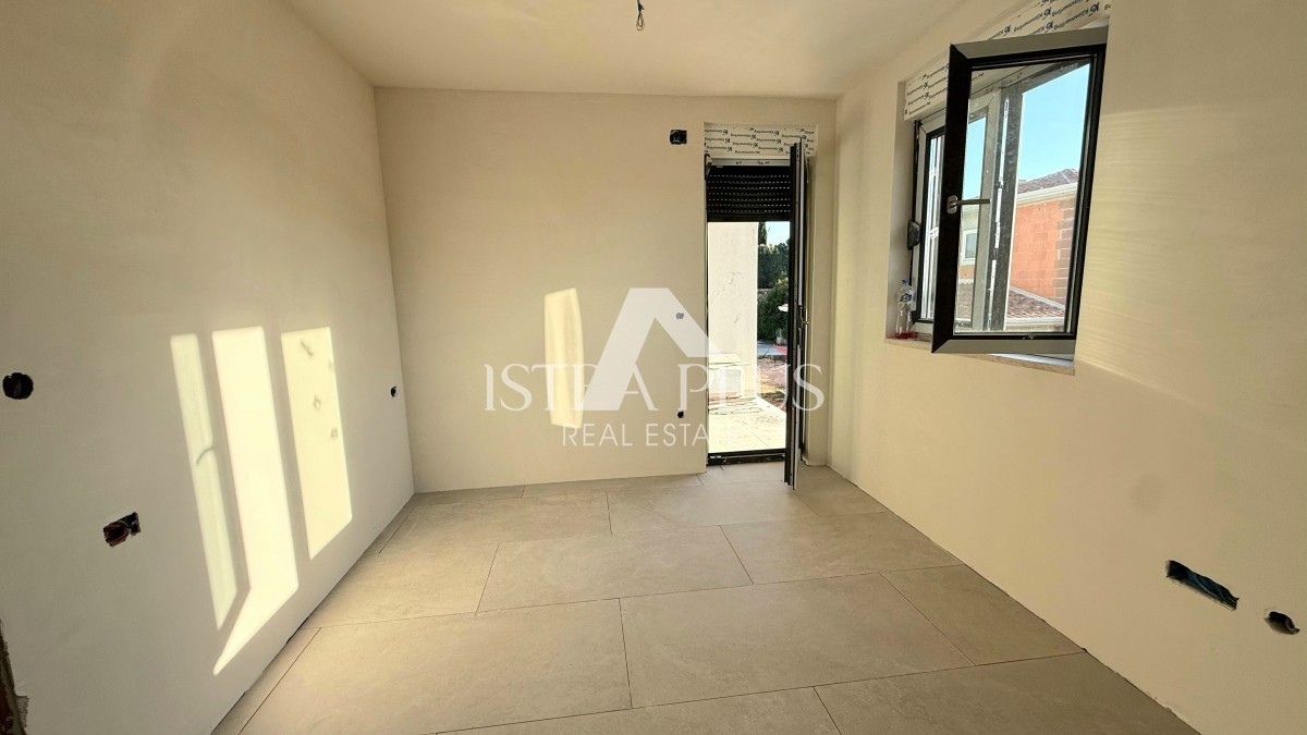 Parenzo, dintorni - Appartamento su due piani, cortile con piscina, 2 KM DAL MARE!!
