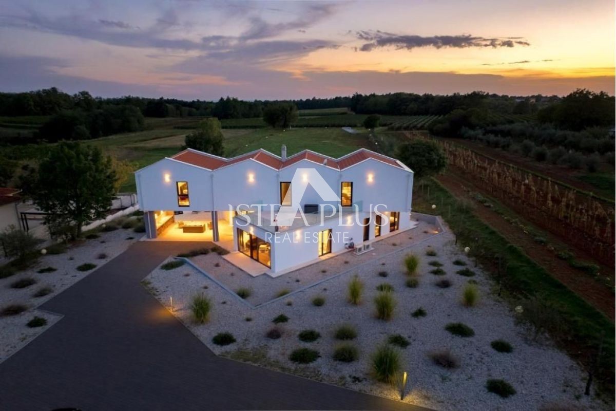 Lussuosa villa situata su un grande appezzamento di terreno circondato dalla natura!!